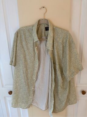 UNTUCKit Pale Yellow Shirt with Blue Floral Print